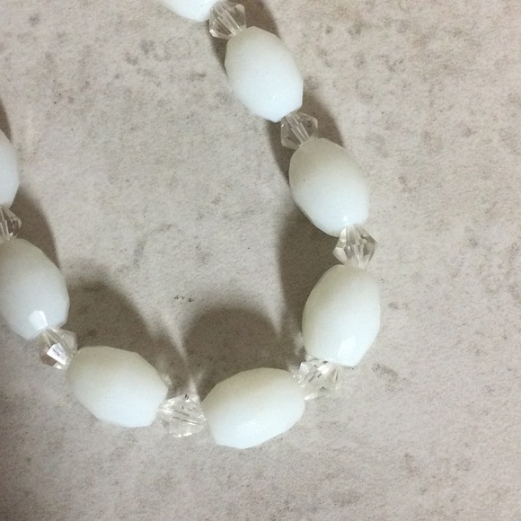 White oval facet with clear bead necklace - Picture 3 of 6